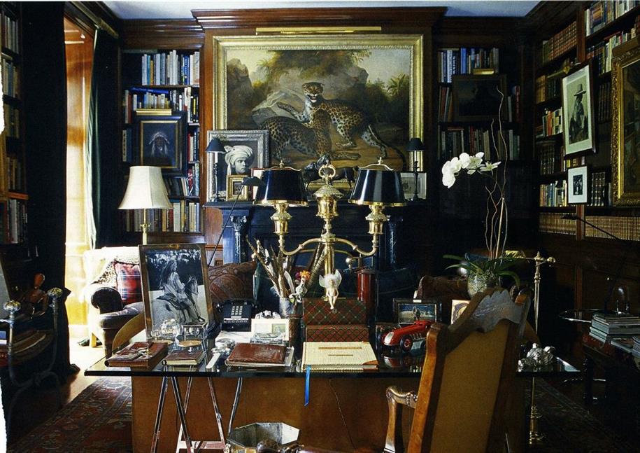 роскошный интерьер кабинета Ральфа Лорена с камином в его частной резиденции в Нью-Йорке